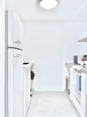 Kühlschrank, Ofen, Herdplatte, Wasserkocher mit Kaffee-/Teezubehör