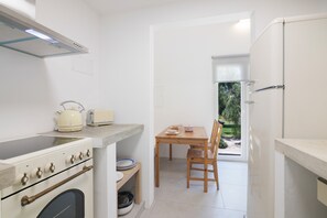Fridge, oven, stovetop, coffee/tea maker