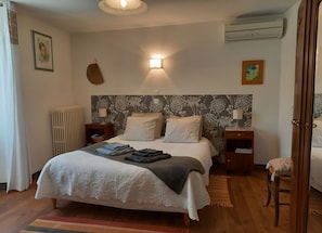 Tabla de planchar con plancha, wifi y ropa de cama 
