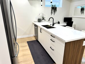 Private kitchen - Bright & Luxury Basement Suite w/ Private Entry, Full Kitchen & Laundry (London)