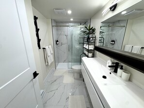 Douche, sèche-cheveux, serviettes fournies, savon