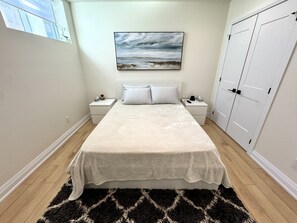 1 bedroom, iron/ironing board, internet, bed sheets - Bright & Luxury Basement Suite w/ Private Entry, Full Kitchen & Laundry (London)