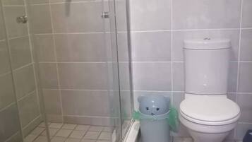 Căn hộ, 1 phòng ngủ, ban công | Phòng tắm | Giấy vệ sinh