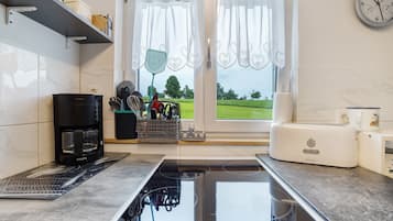 Coffee/tea maker, fridge, microwave, oven