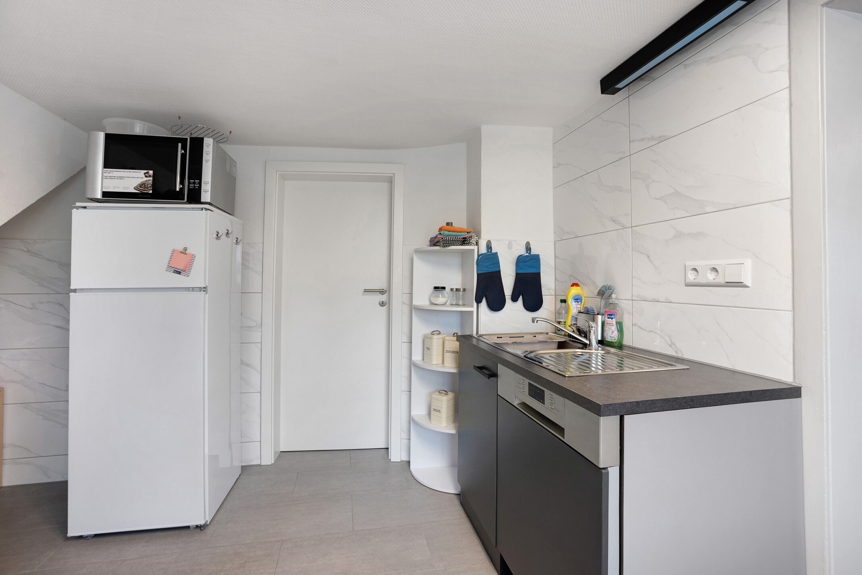 Kühlschrank, Mikrowelle, Ofen, Herdplatte