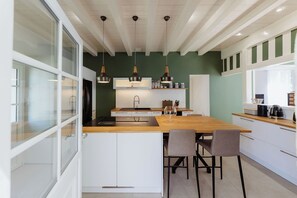 Frigorifero, microonde, forno, piano cottura