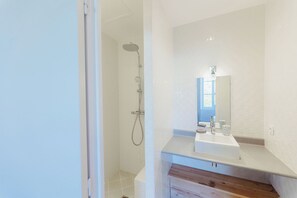 Douche, sèche-cheveux, savon, papier toilette