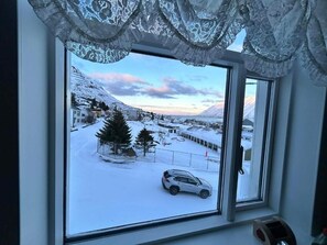 Interior - Chic Townhouse - Views Telescope Balcony BBQ (Siglufjörður)