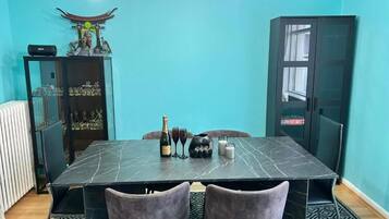 Apartment, 1 Bedroom, Smoking | Dining room