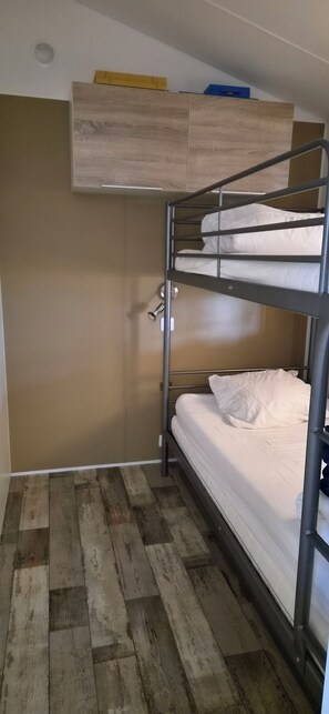 A bunk bed with a wooden headboard, a metal ladder, and a white mattress. - 🌴 Air-conditioned 3-bedroom mobile home - Camping 4★ - Île d'Oléron 🌴 (Dolus-d'Oléron)