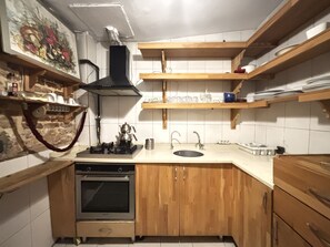 Jääkaappi, uuni, liesi, astianpesukone