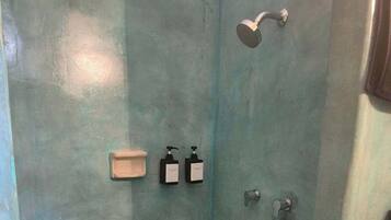 Douche, serviettes fournies, shampoing