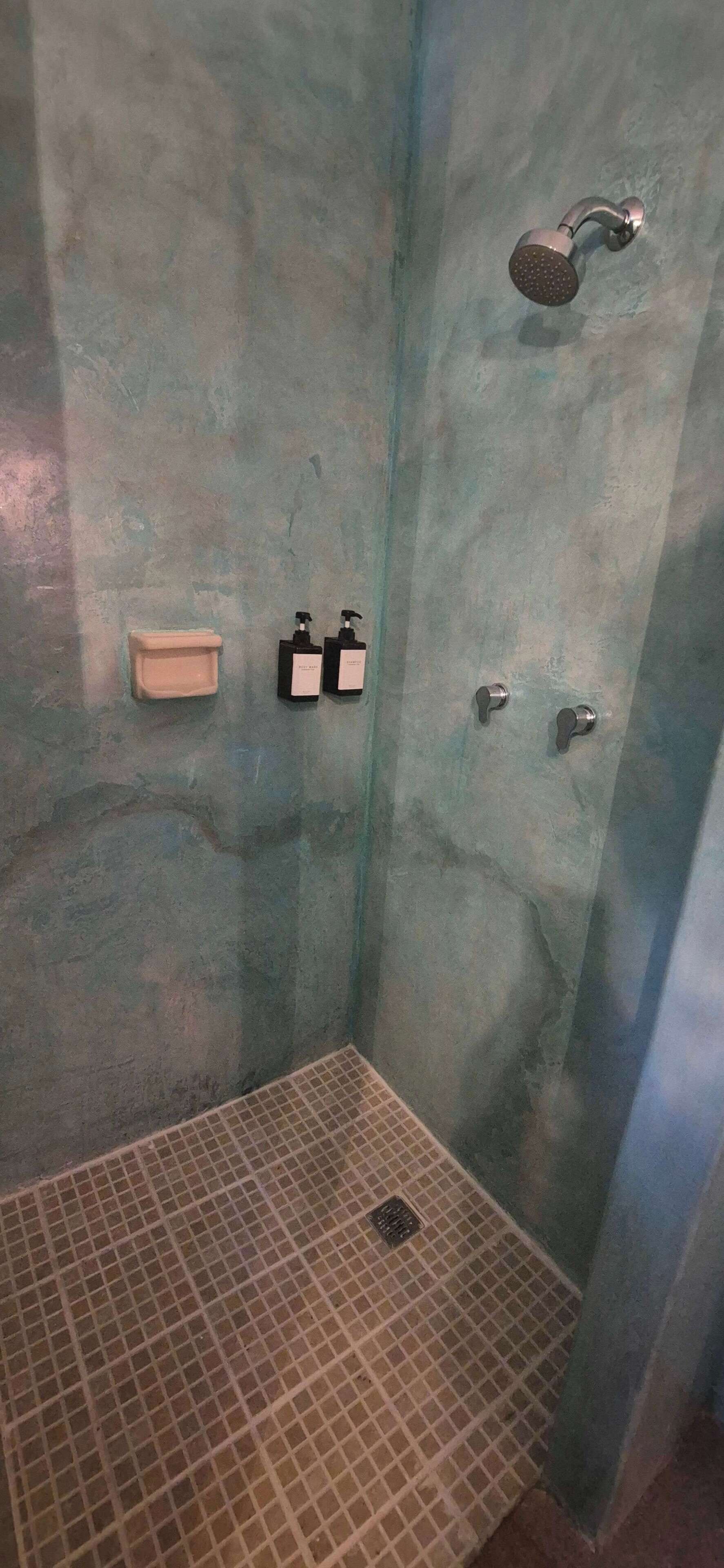Chuveiro, toalhas de banho, shampoo 