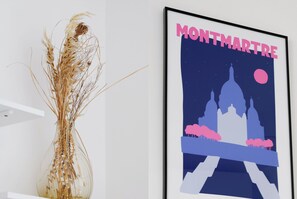 Ein gerahmtes Kunstwerk mit 'MONTMARTRE' und einer Silhouette des Eiffelturms.
