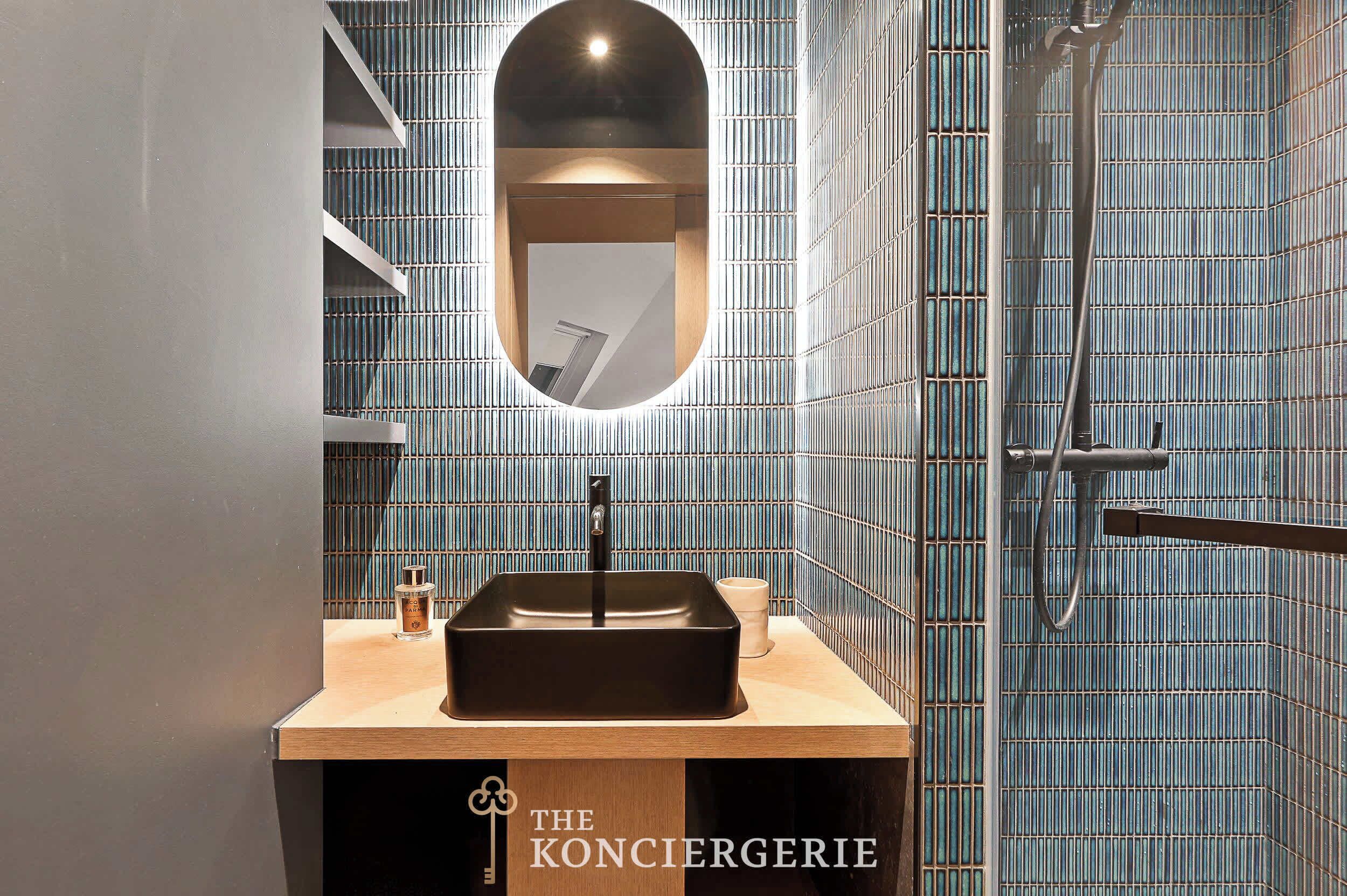 Douche, sèche-cheveux, serviettes fournies, shampoing