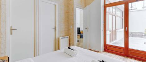 Escritorio, tabla de planchar con plancha, wifi y ropa de cama