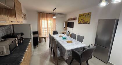 SeaWave Vodice - big, 4 room apartment close to the beach!