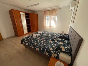 4 bedrooms, iron/ironing board, WiFi, bed sheets - SeaWave Vodice - big, 4 room apartment close to the beach! (Vodice)