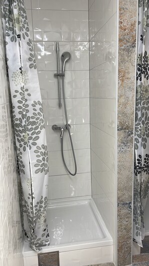 Sèche-cheveux, serviettes fournies, savon, papier toilette