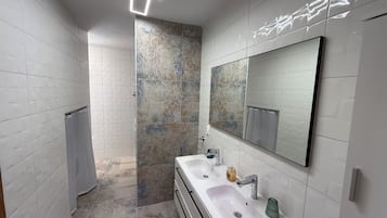 Secador de pelo, toallas, jabón y papel higiénico