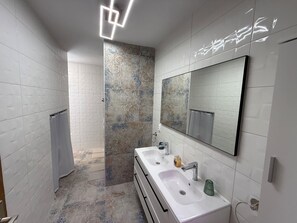 Hårtørrer, håndklæder, Sæbe, Toiletpapir