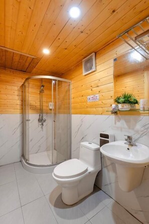 Basic Room, 1 Queen Bed, Private Bathroom | Bathroom | Free toiletries, hair dryer, slippers, towels - Linh test Hotel (Ninh Binh)