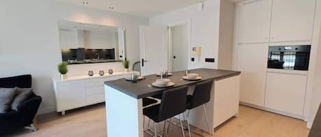 Fridge, oven, stovetop, dishwasher