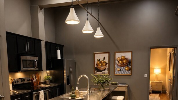 Una cocina moderna con una isla central, electrodomésticos de acero inoxidable y piso de madera.