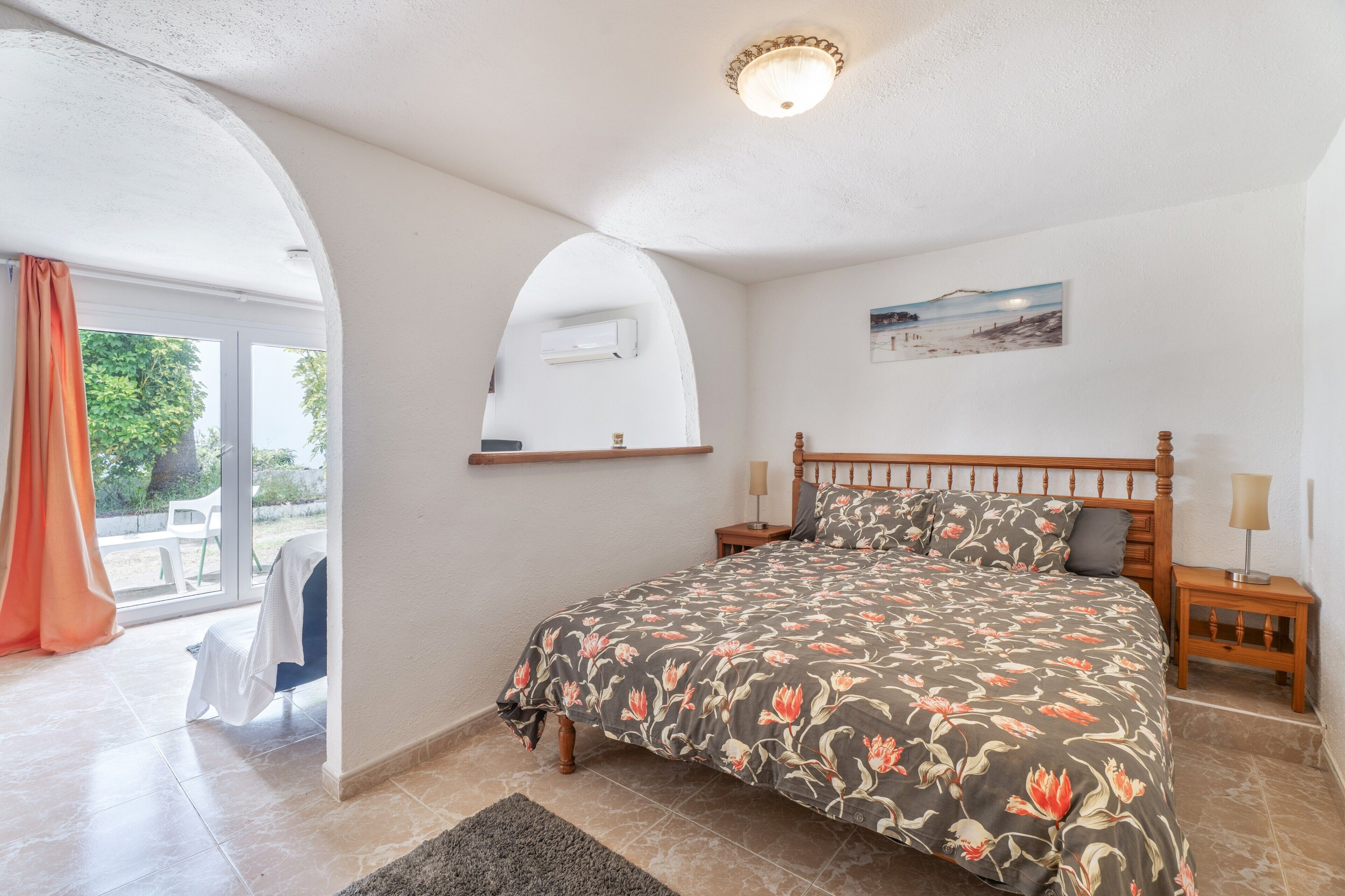 Tabla de planchar con plancha, wifi, ropa de cama
