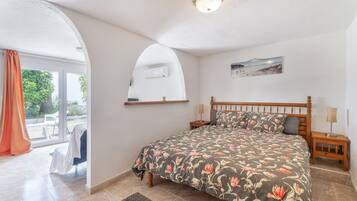 Tabla de planchar con plancha, wifi, ropa de cama