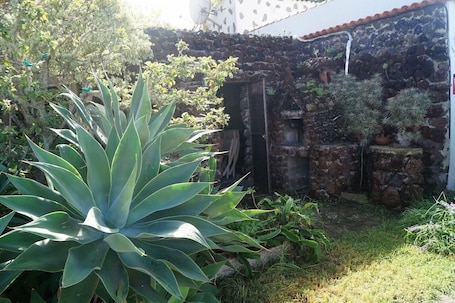 Property grounds. Holiday Home 'Casita Partido' with Mountain Views, Private Garden and Wi-Fi