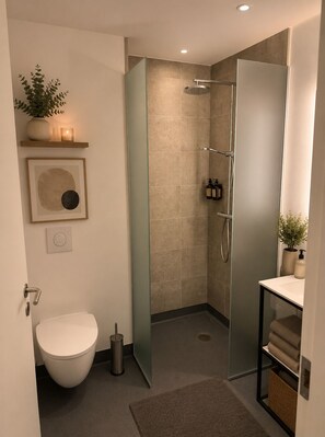 Een douche, een haardroger, handdoeken, zeep