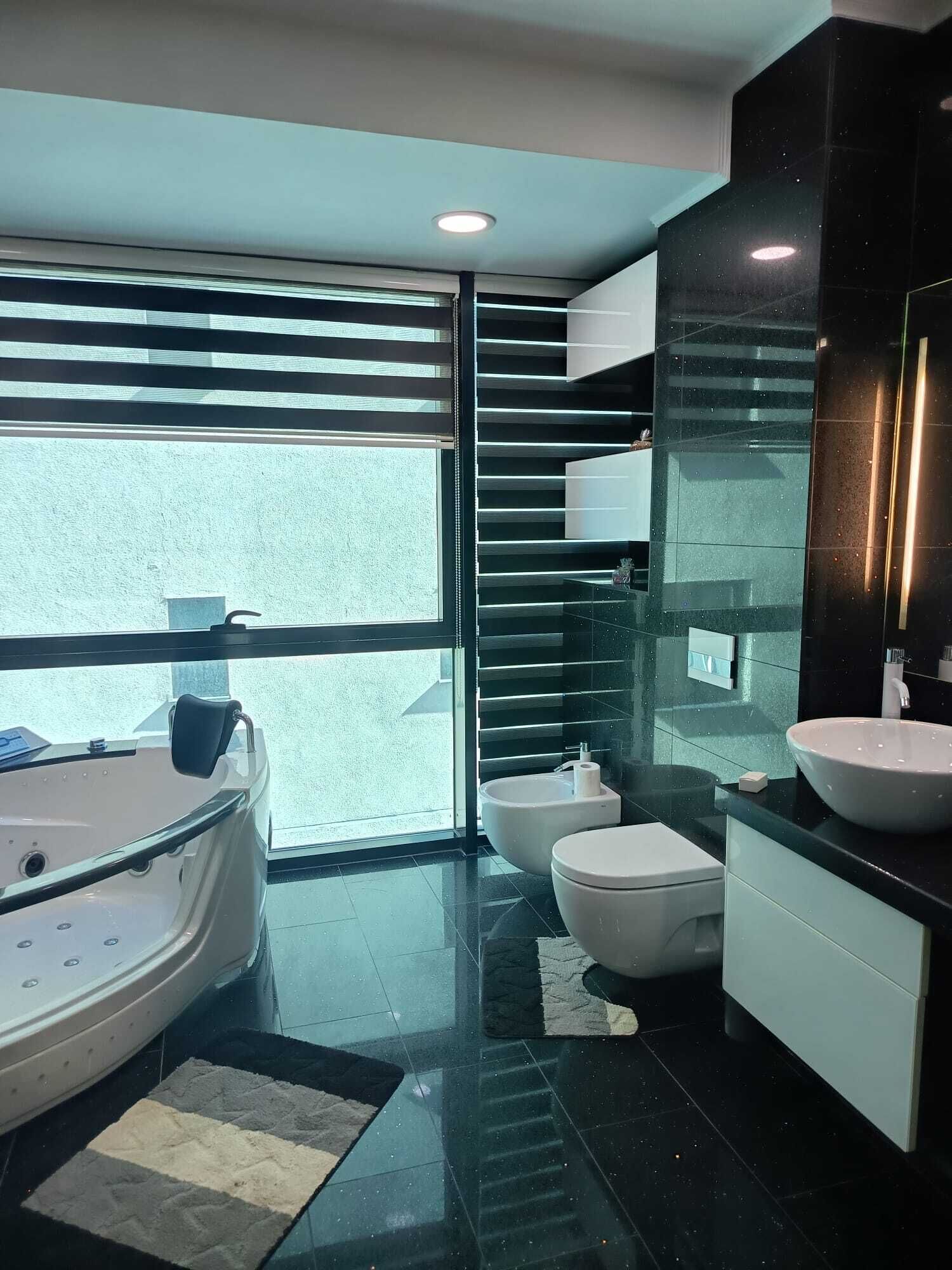 Regadera, tina de hidromasaje, secadora de cabello, bidet 