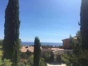 A building with a reception area, surrounded by tall cypress trees and a view of the sea. - Les Issambres - proche sainte Maxime - Studio cabin on garden level (Roquebrune-sur-Argens)