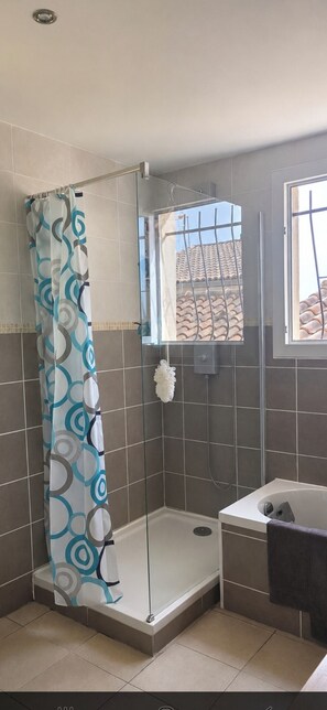 Haartrockner, Handtücher, Seife, Toilettenpapier