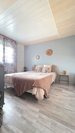 Iron/ironing board, Internet, bed sheets - Vrbo Property (Puissalicon)