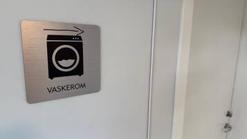 Señal que indica una lavadora y una puerta.