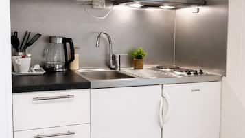 Classic Studio | Private kitchen | Mini-fridge, microwave, stovetop, cookware/dishes/utensils