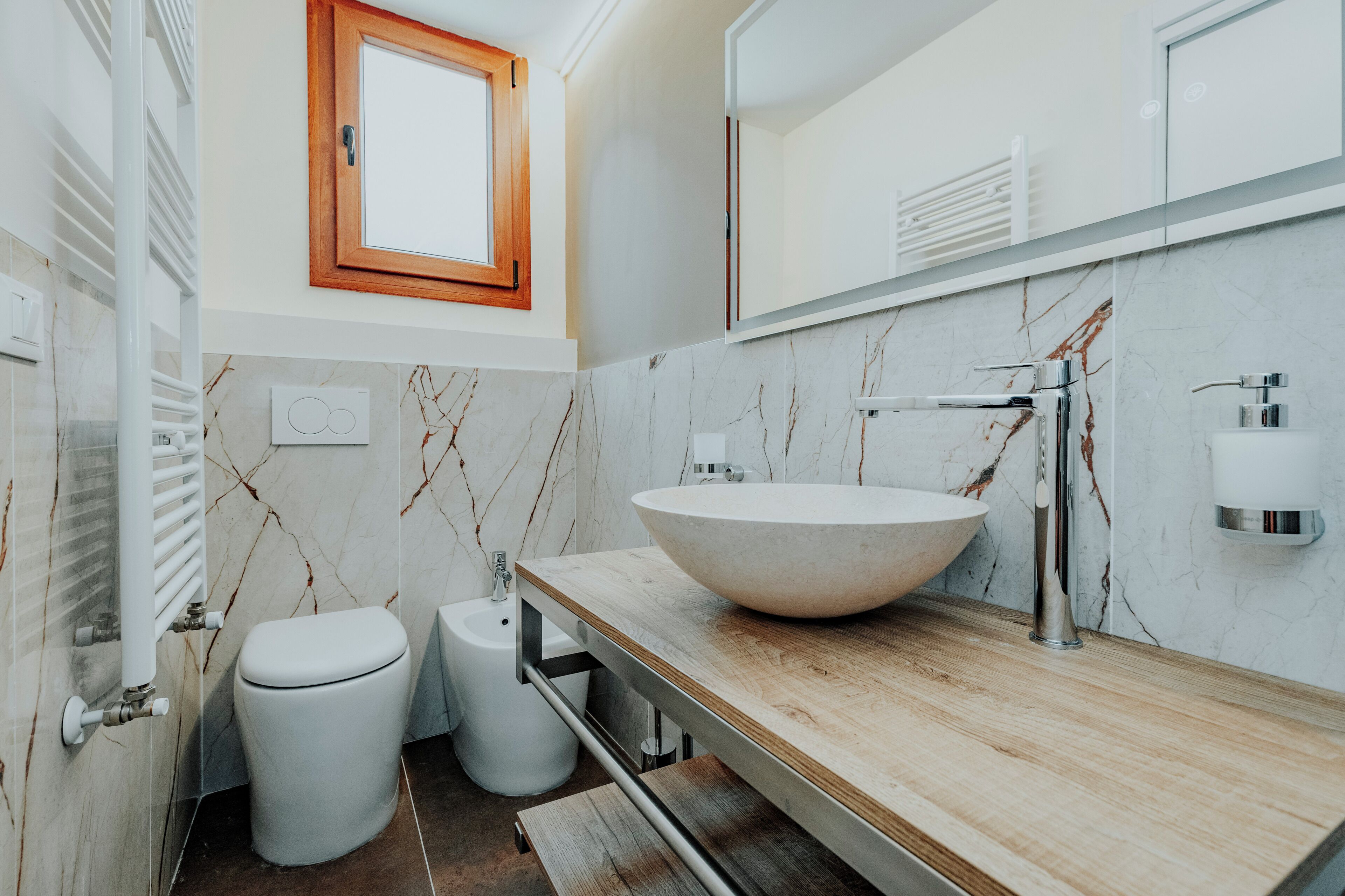 Deluxe Double Room | Bathroom | Free toiletries, hair dryer, towels, soap
