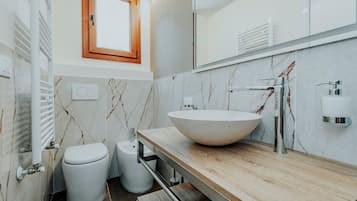 Deluxe Double Room | Bathroom | Free toiletries, hair dryer, towels, soap