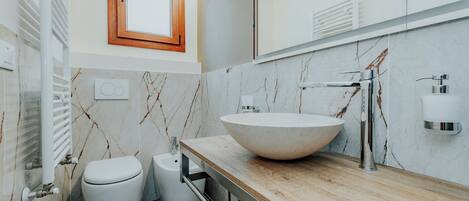 Deluxe Double Room | Bathroom | Free toiletries, hair dryer, towels, soap