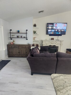 Smart TV - 3-bedroom house in serene Vero Beach with AC comfort. Huge screened in patio (Vero Beach)
