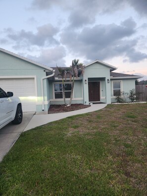 Exterior - 3-bedroom house in serene Vero Beach with AC comfort. Huge screened in patio (Vero Beach)