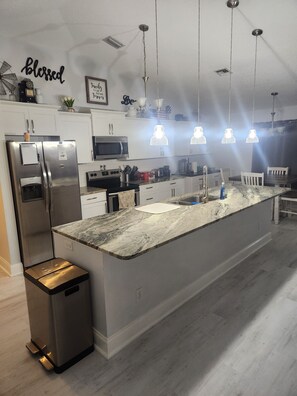 Private kitchen - 3-bedroom house in serene Vero Beach with AC comfort. Huge screened in patio (Vero Beach)