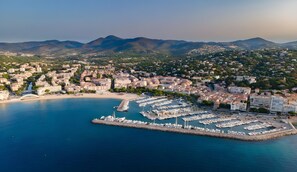 Marina - Room 'Le Petit Ramsès - Elephants' with Shared Pool, Wi-Fi and Air Conditioning (Sainte-Maxime)