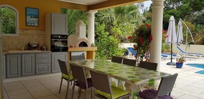 Outdoor dining - Room 'Le Petit Ramsès - Elephants' with Shared Pool, Wi-Fi and Air Conditioning (Sainte-Maxime)