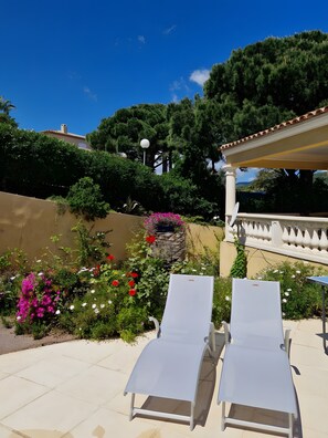 Terrace/patio - Room 'Le Petit Ramsès - Elephants' with Shared Pool, Wi-Fi and Air Conditioning (Sainte-Maxime)