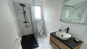 A modern bathroom with a glass-enclosed shower, a toilet, and a vanity with a sink. - Luxury 5-bedroom villa Mountain view 5 minutes from the beach (Venzolasca)
