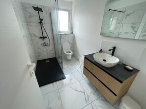 Shower, jetted bath, hair dryer, towels - Vrbo Property (Venzolasca)