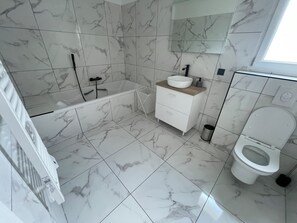 Shower, jetted tub, hair dryer, towels - Luxury 5-bedroom villa Mountain view 5 minutes from the beach (Venzolasca)